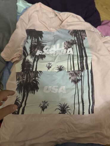 Köynəklər: Kişi köynəkləri,rubaşkaları S razmer,şalvarlar 34 razmerdilər.33 — 12