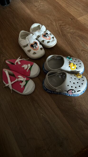 вещи для новорождённых: Детская обувь кроксы за 300 сом сандали светятся за 200 сом и пинетки