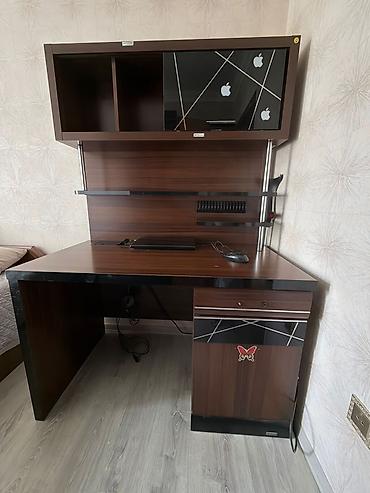 taxta rəf: Kompyuter/iş masası – üst dolablı və rəfli model - Material: ağac — 1