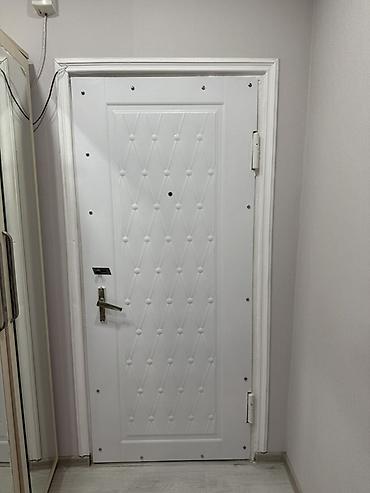 Ağ rəngli giriş qapısı (iki tərəfli dizayn) - Material: metal