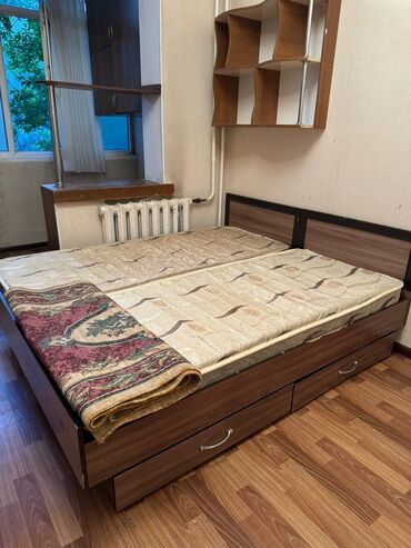 Двуспальные кровати: Односпальная кровать с выдвижными ящиками для хранения . 2500 сом