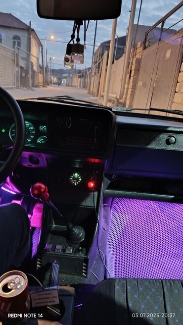 VAZ (LADA): Lada 2107 model ağ rəngli sedan avtomobil. Bu model, öz dözümlülüyü və — 10