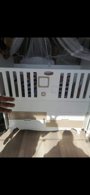Beşiklər: Besik ela vezyetdedir tecili satilir matrasi var yellenir 45 manat