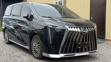 срочно срочно продаю машина: Минивэн GAC M8 черного цвета с характерной массивной хромированной
