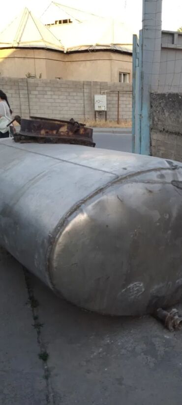 Baklar və çənlər: Bak, Paslanmayan polad, 4000 l l
