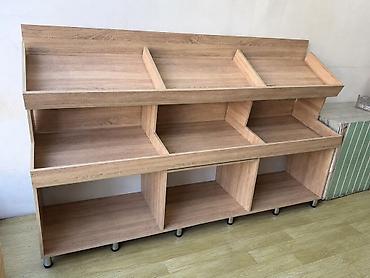 Rəf vitrinləri: Mağaza vitrin rəfi – çox bölməli taxta stend - Material: ağac — 2