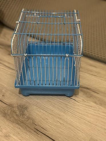 Quş qəfəsi – kiçik ölçü - Rəng: açıq mavi plastmas altlıq, ağ-mavi