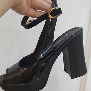 Basanoşka və səndəllər: Qadın platformalı sandal - Rəng: qara, laklı parlaq üstlük - Model — 1