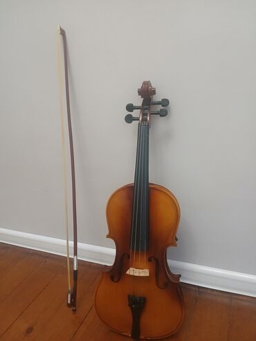 Səs avadanlığı: Akustik skripka klassik musiqi ifası üçün əla seçimdir. O, zəngin və