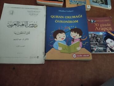 manga kitab: Şəkildə ərəb dilini öyrənmək üçün bir neçə kitab təqdim olunur. Bunlar