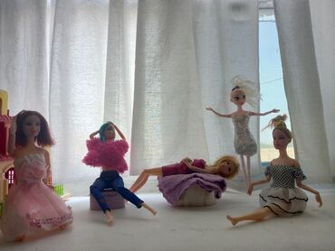 barbie oyuncaqları: Kuklaların adları) 1 ci (Elsa princes leng) 2 ci (mavi saçlı beauty