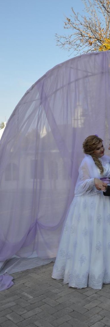 свадебные платья в бишкеке: Продаётся белое,свадебное платье 52-54 размера,ручная работа,сшито на
