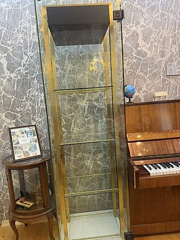 Rəf vitrinləri: Şüşə vitrin rəf - Material: qalın temperli şüşə panellər, metal — 1
