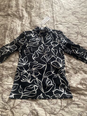 Köynəklər: Kofta tezedir 36 razmerə gedir,Avropadan alınıb.2 ci vodolaska dilvin — 2