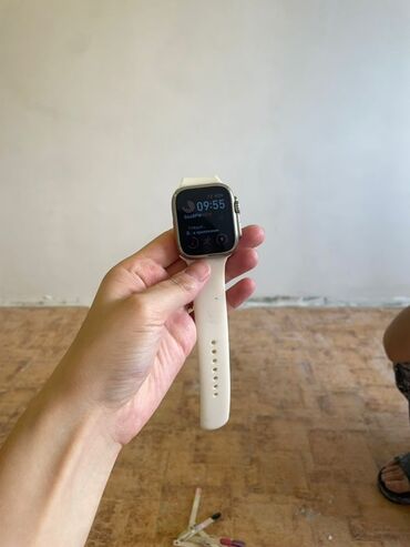 apple wath: Умные часы Apple Watch с белым спортивным ремешком. Корпус часов