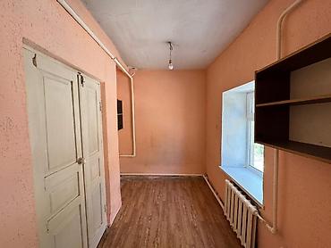 Продажа коттеджей и домов: 🏡 Продается участок с домом в перспективном районе Бишкека! 📍 ж/м — 4