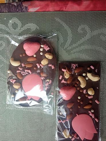 Кондитерские изделия, сладости: Шоколадная плитка из темного шоколада, украшенная рельефным — 2