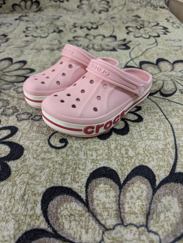 Детская обувь: Розовые кроксы от Crocs с фирменными отверстиями для вентиляции