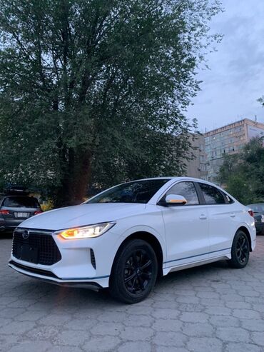 электр авто: Белый седан BYD e3 с черными колесами. Этот элегантный электромобиль