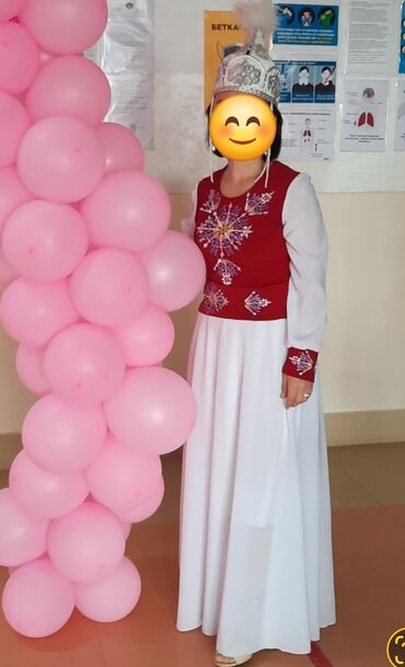 кыргызские национальные платья: Элегантное женское традиционное платье, состоящее из белого длинного