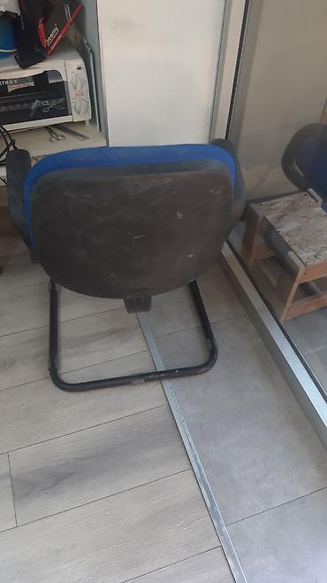 Ofis mebeli: Ofis kreslosu – mavi parça oturacaq və bel hissəsi, qara metal “sled” — 2