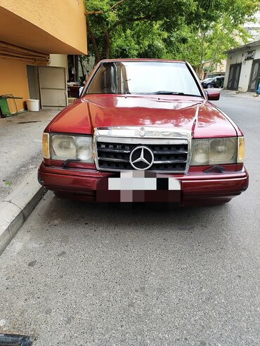 mersedes kapot: Tünd qırmızı rəngdə Mercedes-Benz E-Class sedan avtomobili