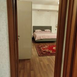 Uzunmüddətli kirayə mənzillər: 2 otaqlı tam əşyalı Kirayə ev verilir.Ev Qara Qarayev tərəfdədir.2 ci — 11