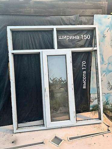 Пластиковые оконные блоки с дверью и межкомнатная дверь 1) Оконный