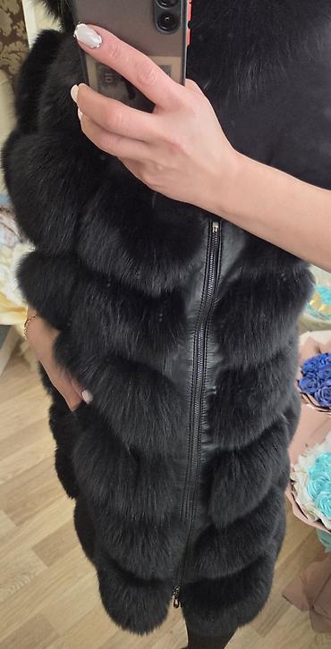Qara rəngli kürk jilet — kapüşonlu, fermuarlı model - Material: sıx