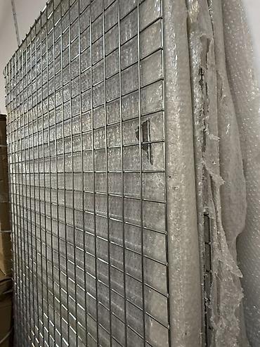 divar rəf: Mağaza və ticarət obyektləri üçün metal tor stend paneli / gridwall — 2