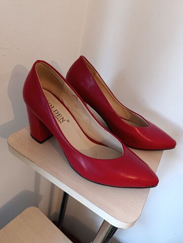 красные замшевые туфли: Туфли 39, түсү - Кызыл