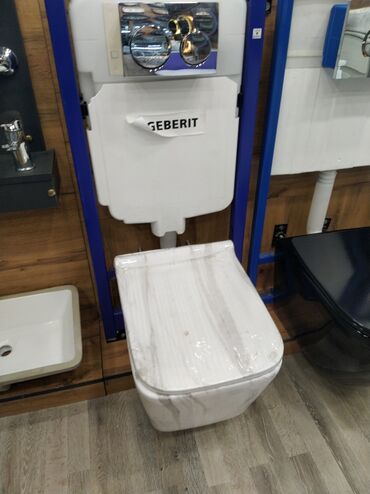 азиатский унитаз: Geberit brendinə məxsus divara quraşdırılan unitaz dəsti. Ağ rəngdə