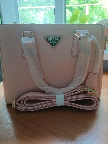 сумки прада из плащевки: Классическая сумка, Prada, Италия, Материал: Искусственная кожа, Жёсткая конструкция, Застежка на молнии, Оригинал, Женские, Новый