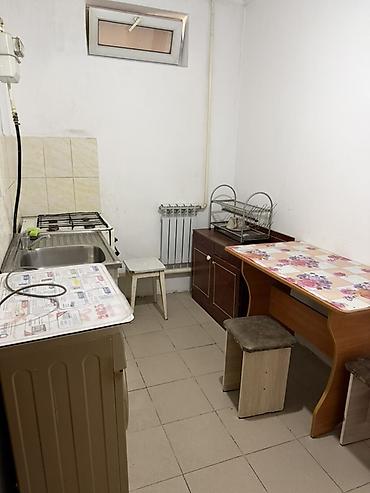 Долгосрочная аренда комнат: Сдается простая меблированная комната с отдельной кухней. Планировка — 6