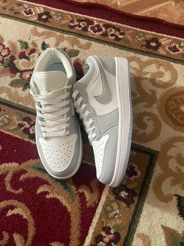 Кроссовки и спортивная обувь: Кроссовки низкие Nike Air Jordan 1 Low, цвет белый/светло‑серый. -