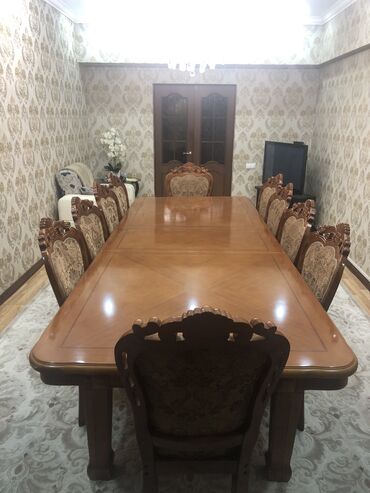 ���������������� ������������ �� �������������� в Кыргызстан | КОМПЛЕКТЫ СТОЛОВ И СТУЛЬЕВ: Продаю гостиный стол. Раздвижной стол 4 м со стульями 16 штук. В