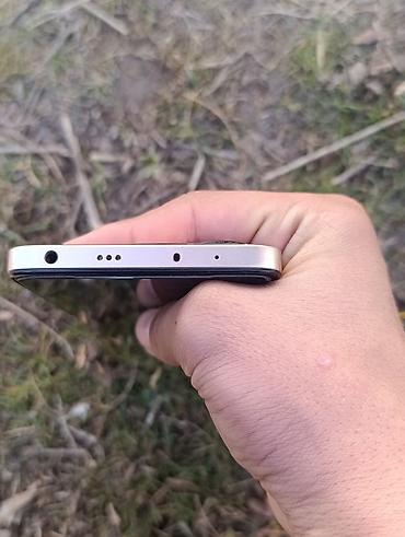 Другие мобильные телефоны: Смартфон с большим безрамочным дисплеем с отверстием под фронтальную — 11