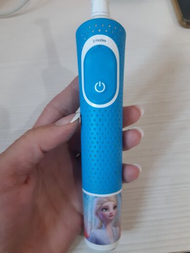 oral b: Oral B elektron dis fircasi. Ideal vaziyyatda, taza bashliq alib