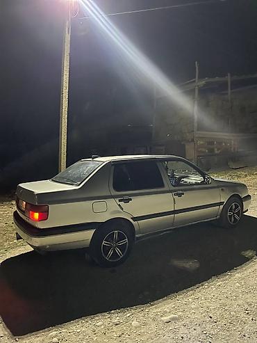 Volkswagen Vento: 1993 г., 1.8 л, Механика, Бензин, Седан