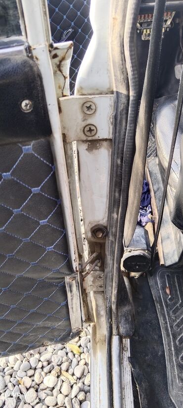 VAZ (LADA): VAZ 2106 (klassik “Jiguli”) – ağ rəngli sedan Xarici: - Dördgöz ön — 2