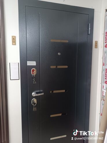 Двери для домов и квартир: Продается входные город Токмок на базаре на против ресторана МИК — 7