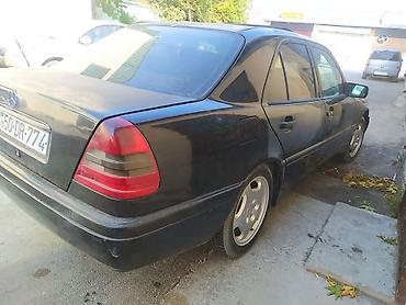 mercedes benz e250: Mercedes-Benz C180 sedan - Korpus: 4 qapılı sedan, qara rəng - Kuzov — 4
