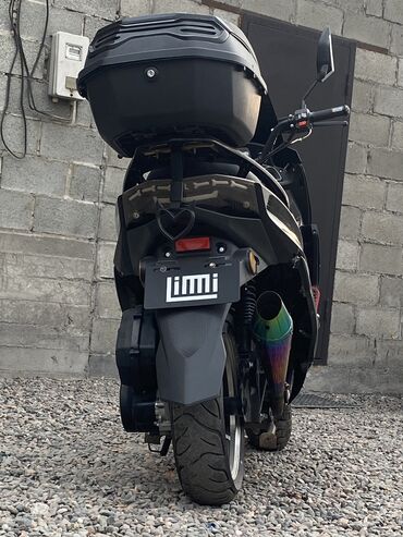 Скутеры: Макси-скутер Yamaha, 175 куб. см, Бензин — 1