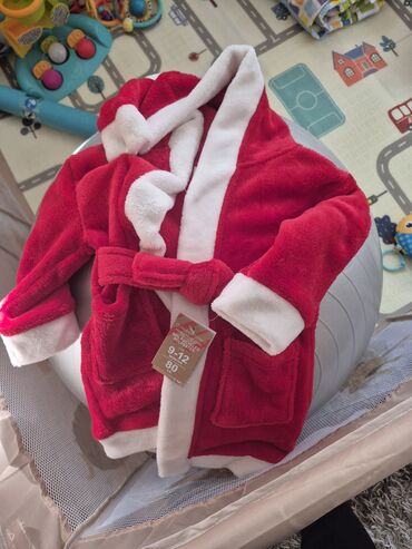 Ostala dečija odeća: 2 vrste komplet odelca za Deda Mraza. 1. Plišana pidžamica i — 1