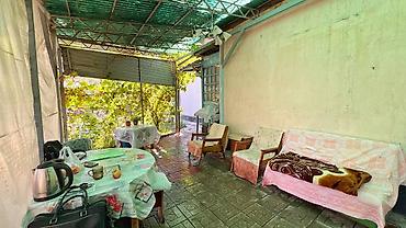 Продажа полдома: Продам Участок 3,5 соток, дом саман 61м2, р-н КНУ, 135т$ Есть — 9