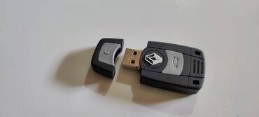 Desktop & Laptop Accessories: Usb flash 32gb sa logom Renault
2.0