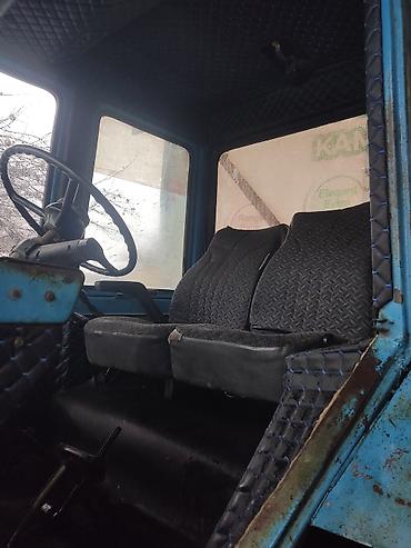 Traktorlar: Mavi rəngli təkərli kənd təsərrüfatı traktoru ili 1992 ki tam zavoduu — 10