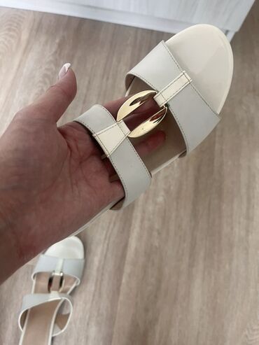 Пальто: Все вещи почти новые Нигде не порвано не испачкано Просто весели в — 25