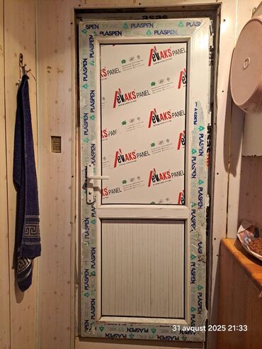 hamam kuncluyu: İşlənmiş plastik qapı