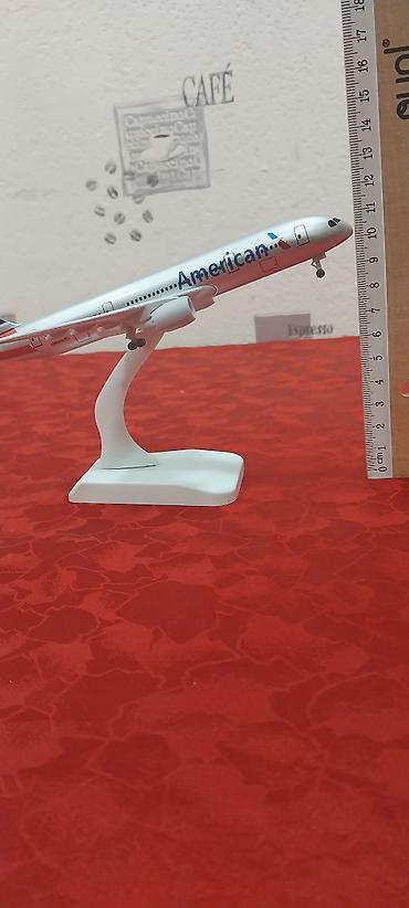 elmin: American Airlines təyyarə maketi – vitrin/masaüstü dekoru — 2